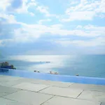Preciosa Casa Con Piscina Desbordante Y Vistas Al Mar