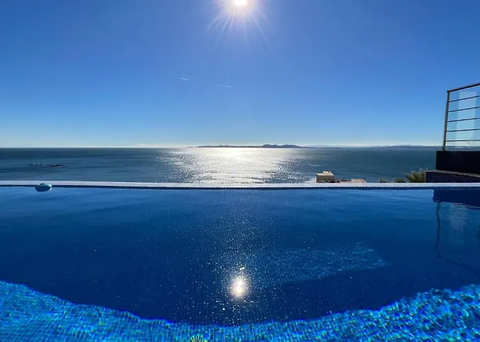 Preciosa Casa Con Piscina Desbordante Y Vistas Al Mar
