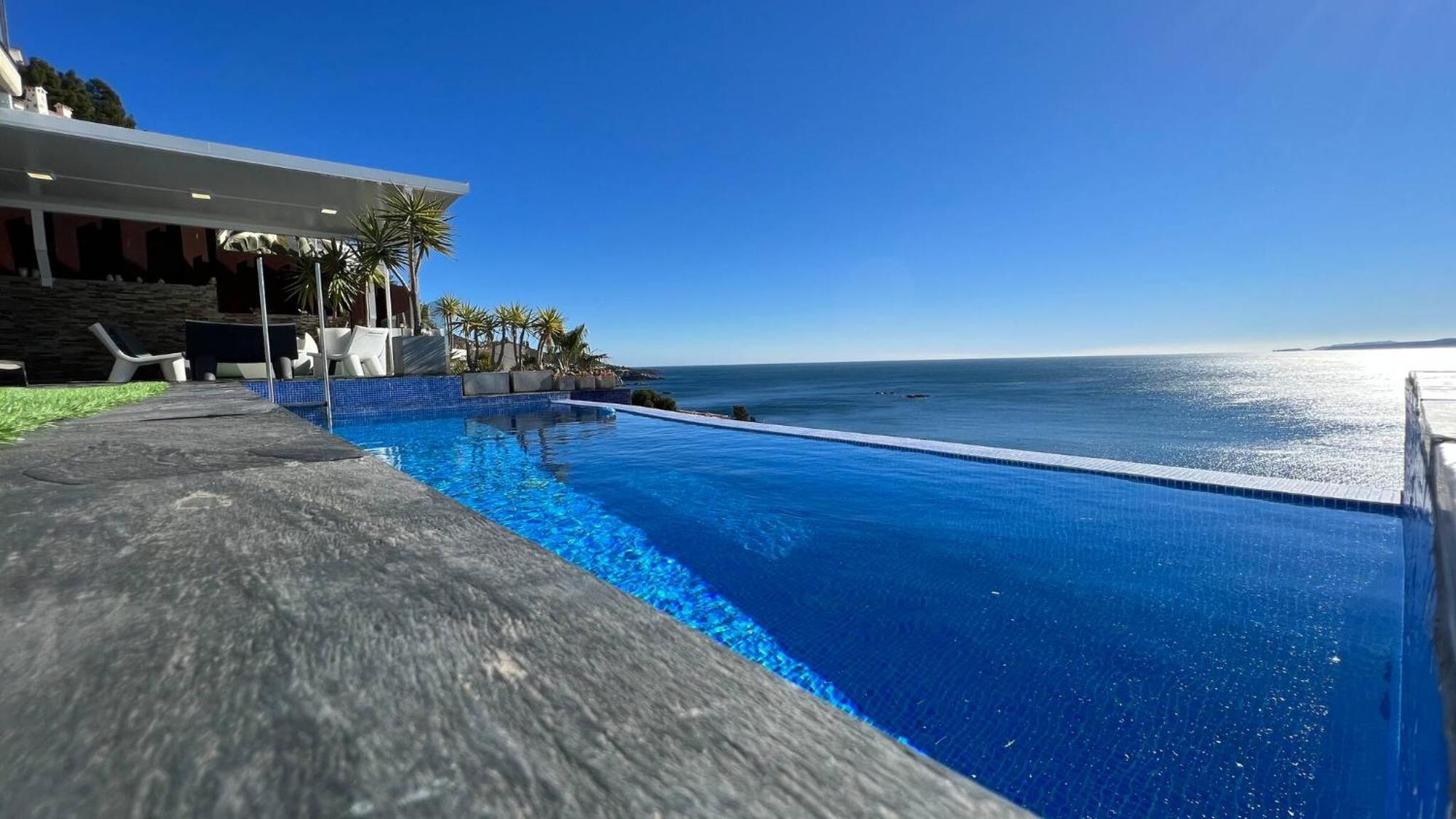 Preciosa Casa Con Piscina Desbordante Y Vistas Al Mar Av-46