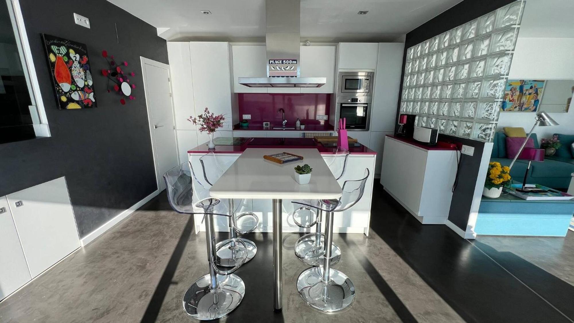 Preciosa Casa Con Piscina Desbordante Y Vistas Al Mar Av-46 Roses