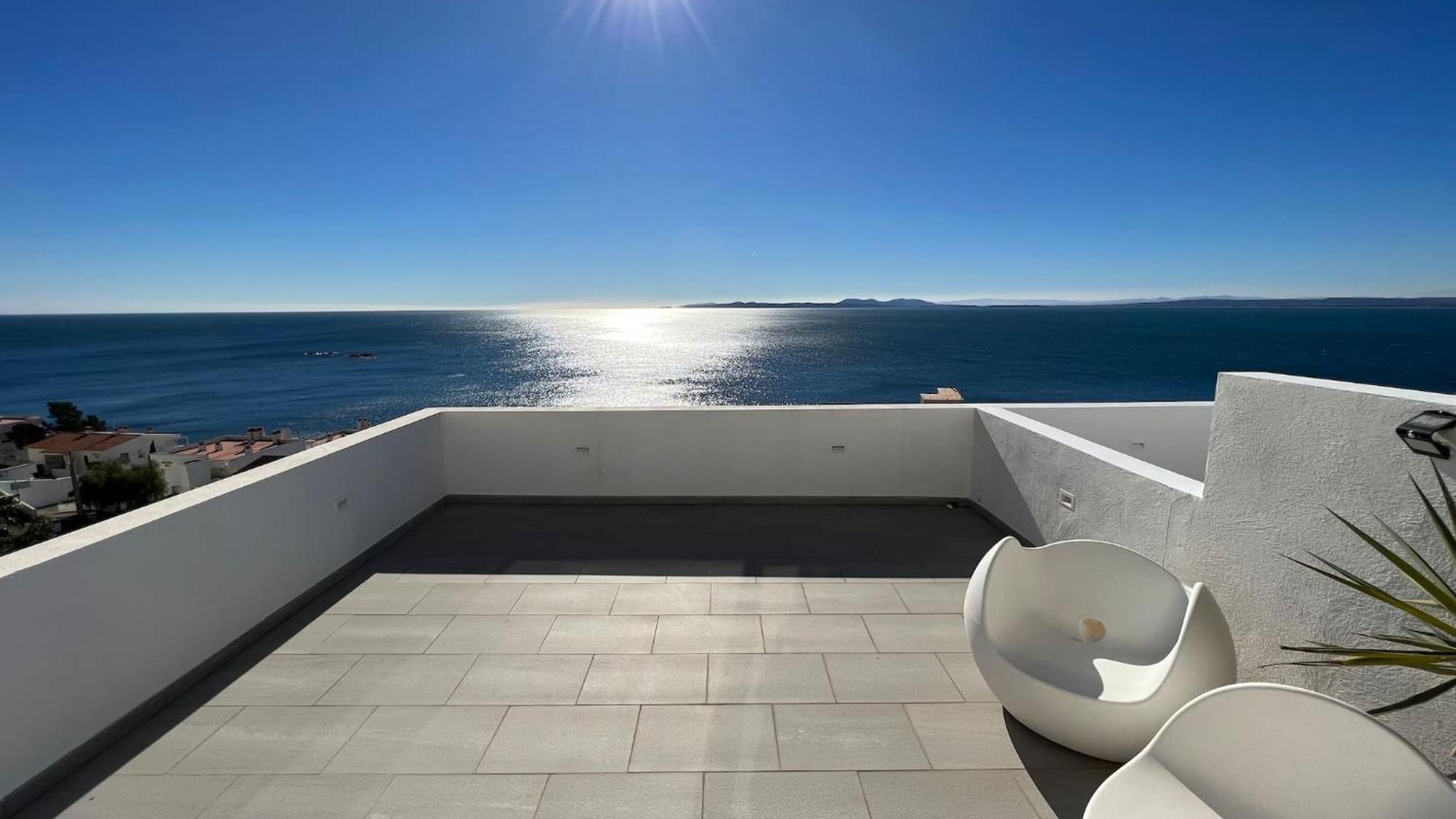 Preciosa Casa Con Piscina Desbordante Y Vistas Al Mar Av-46 Roses