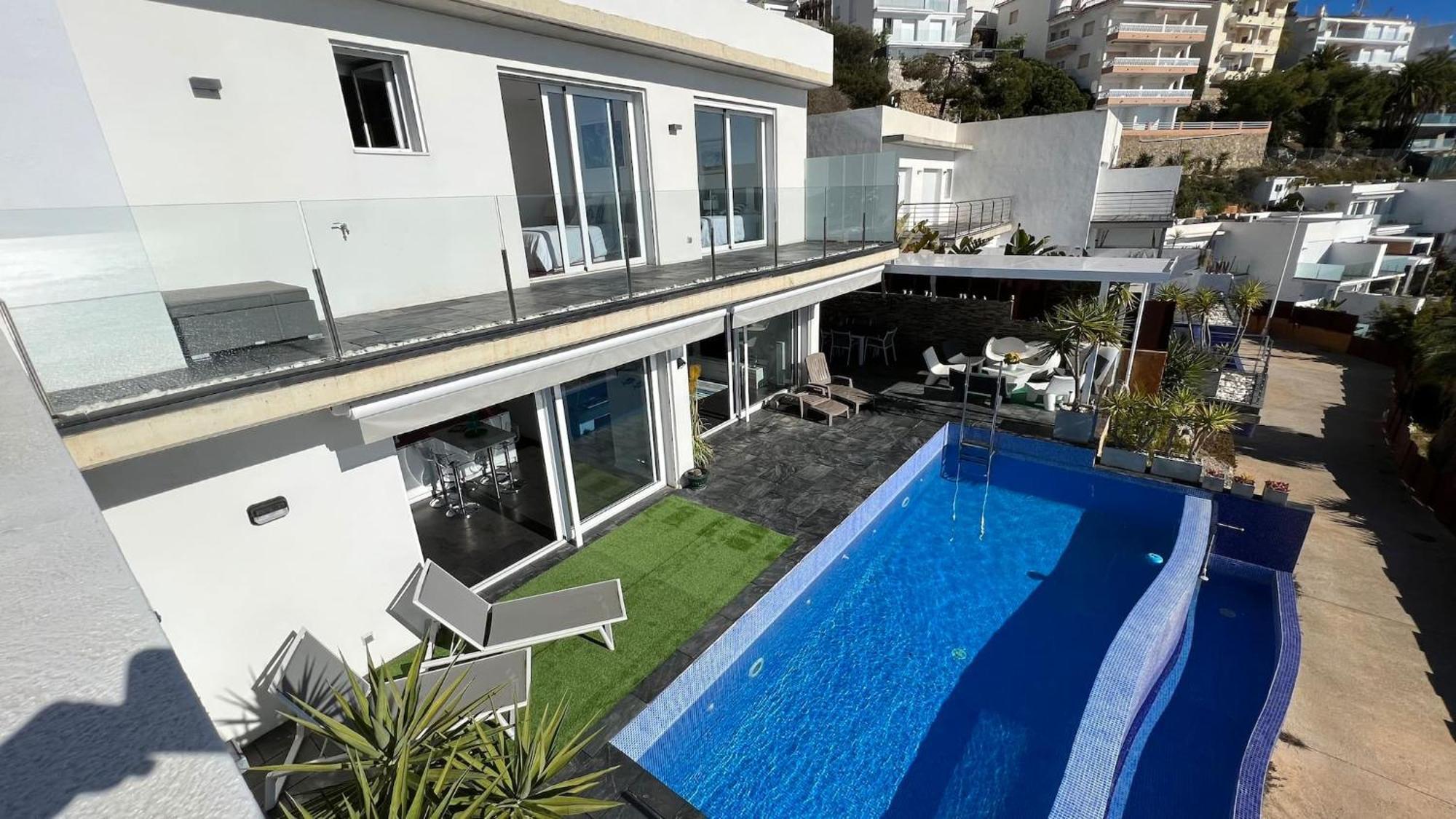 Holiday home Preciosa Casa Con Piscina Desbordante Y Vistas Al Mar Av-46