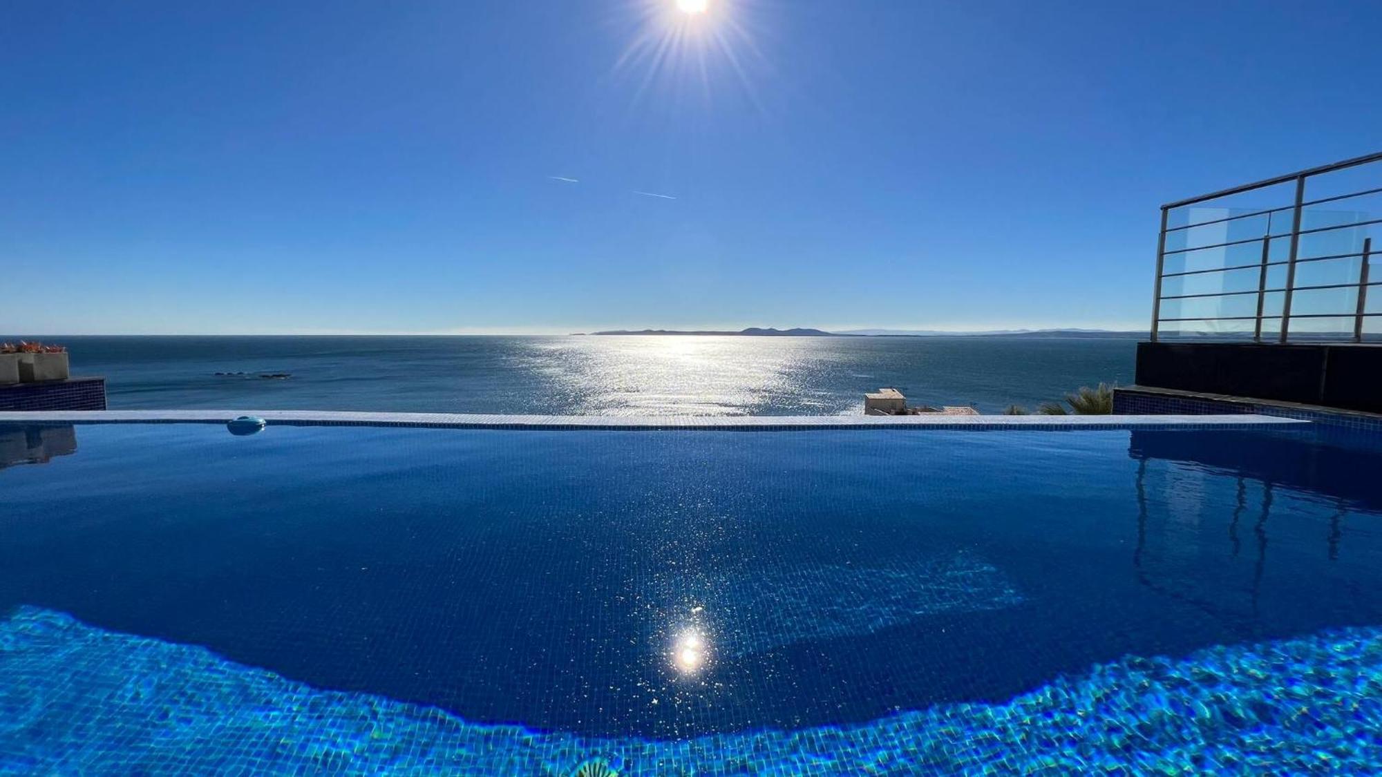 Preciosa Casa Con Piscina Desbordante Y Vistas Al Mar Av-46
