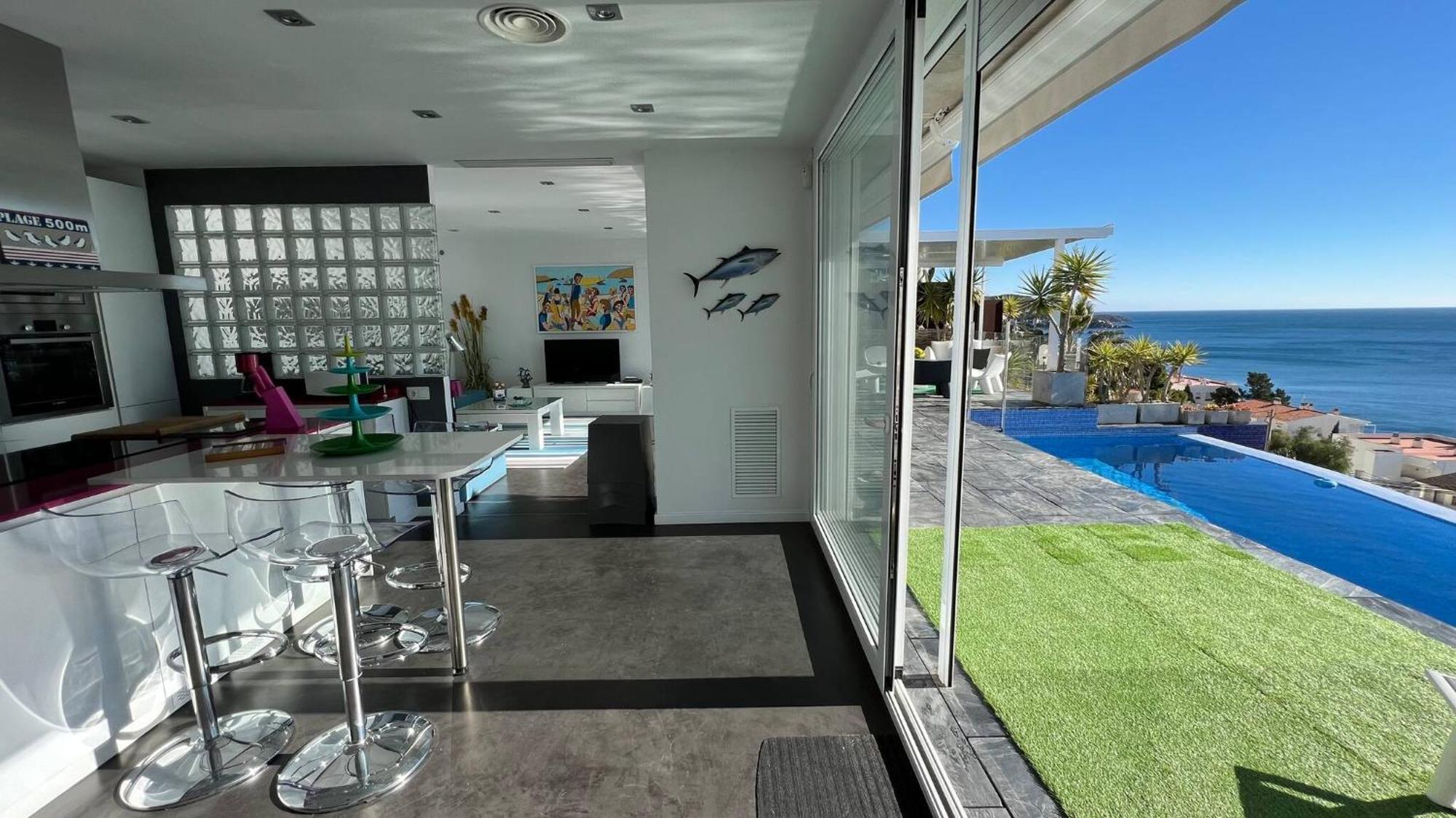Preciosa Casa Con Piscina Desbordante Y Vistas Al Mar Av-46 *