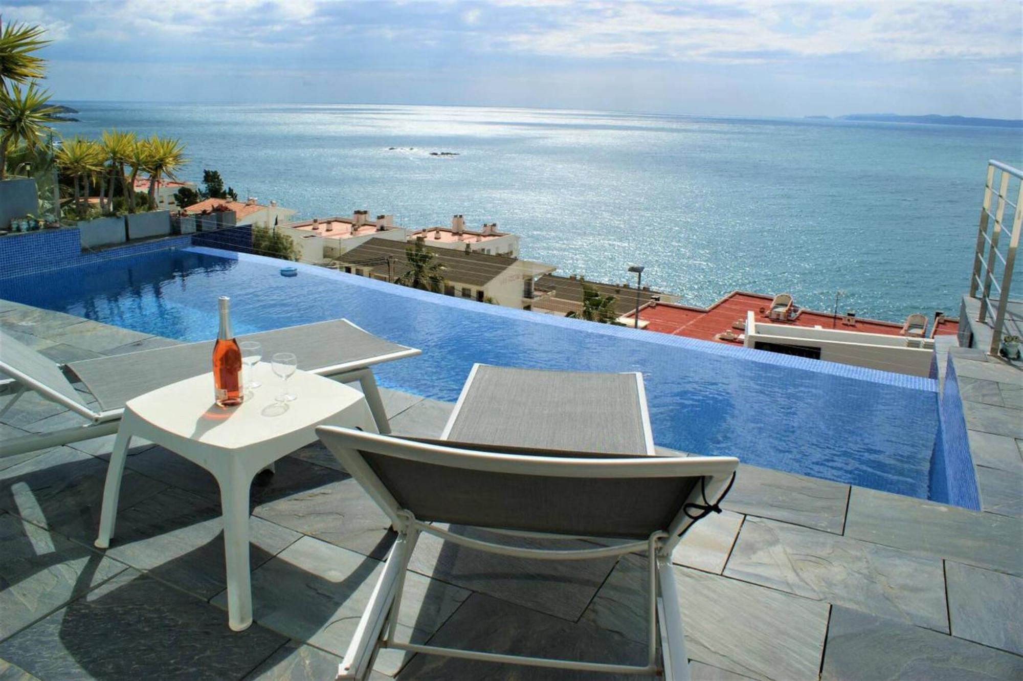 Preciosa Casa Con Piscina Desbordante Y Vistas Al Mar Av-46 Roses