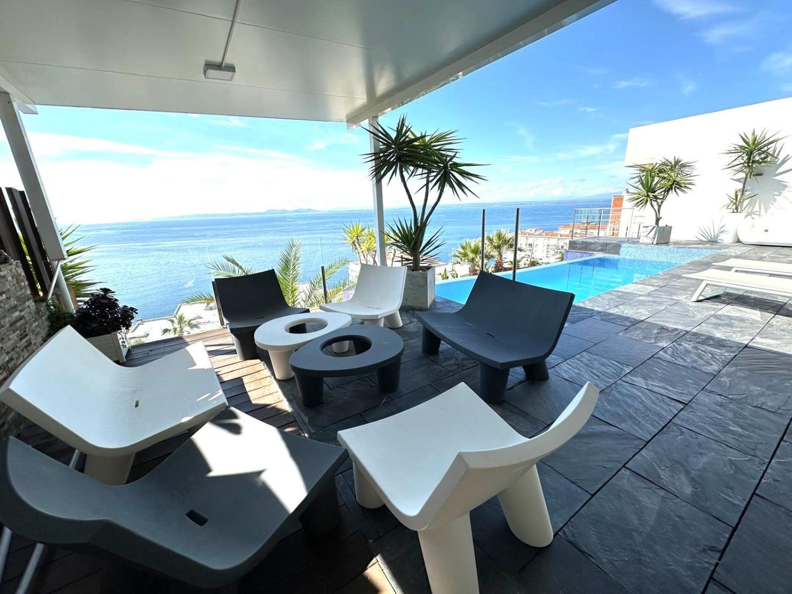 Preciosa Casa Con Piscina Desbordante Y Vistas Al Mar Av-46 *
