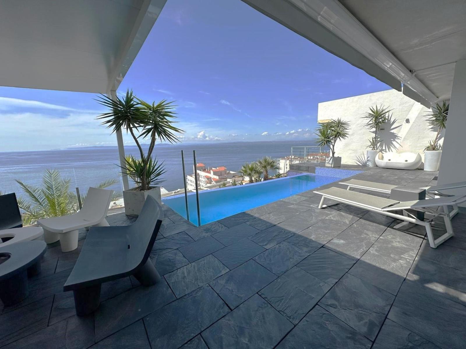 Preciosa Casa Con Piscina Desbordante Y Vistas Al Mar Av-46 Roses