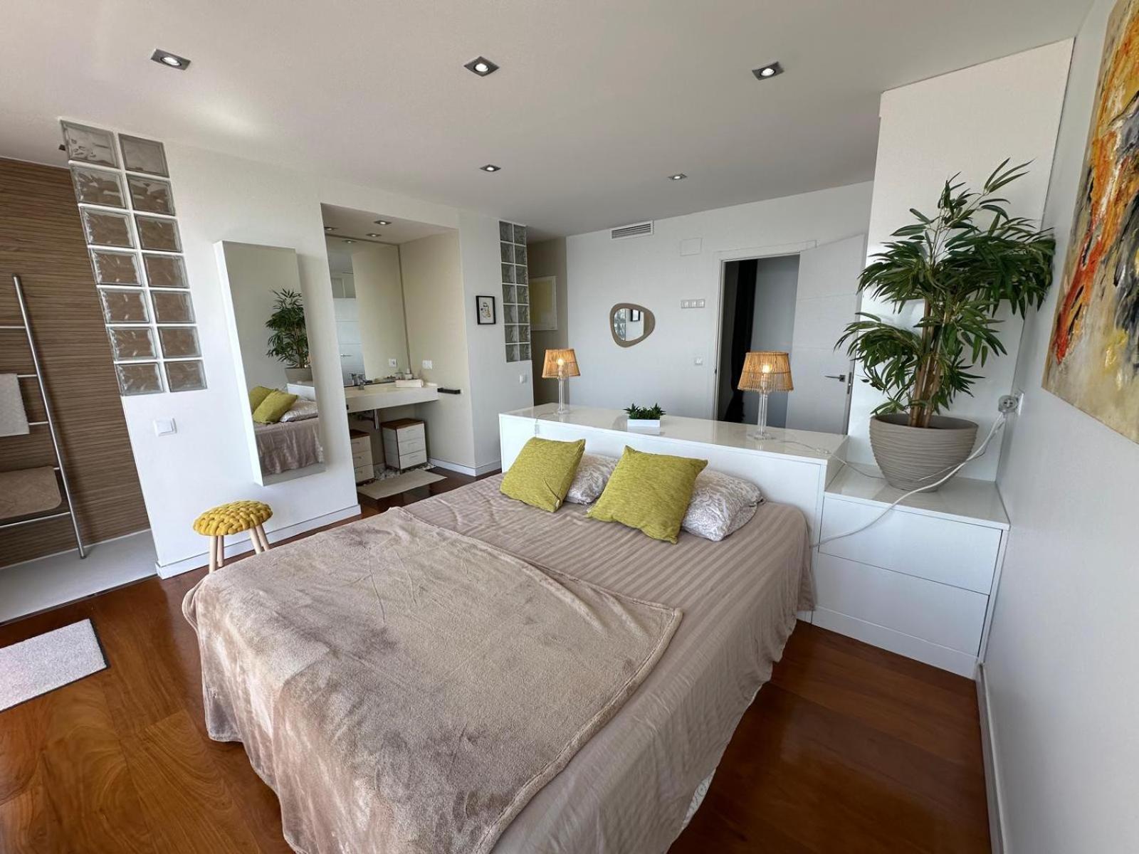Preciosa Casa Con Piscina Desbordante Y Vistas Al Mar Av-46 *