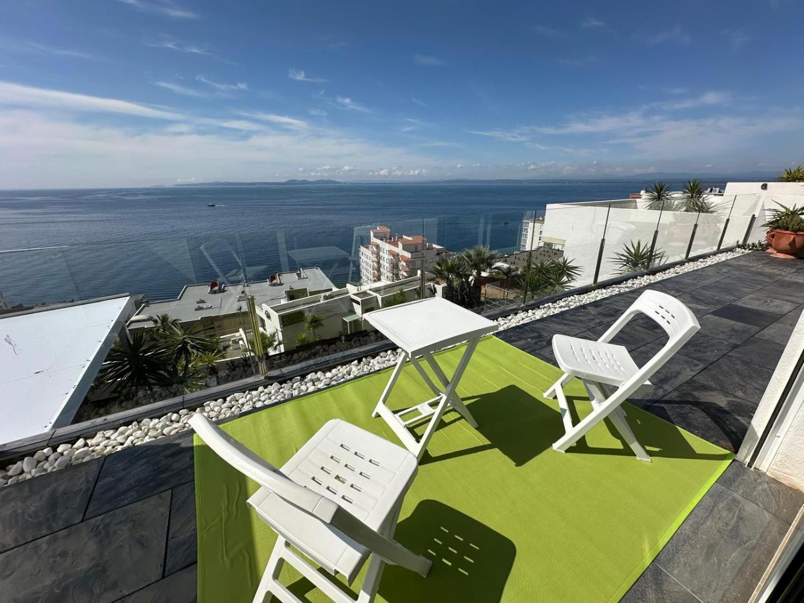 Preciosa Casa Con Piscina Desbordante Y Vistas Al Mar Av-46