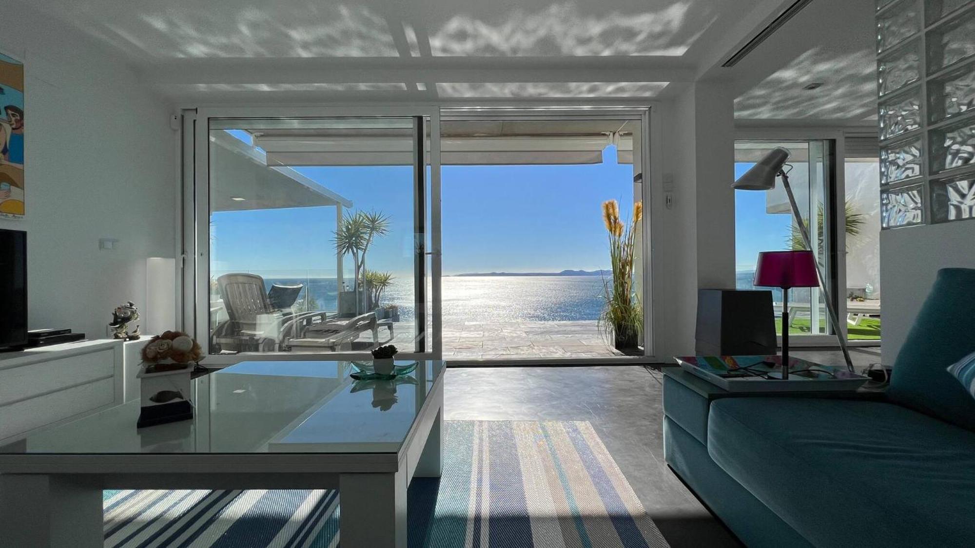 Preciosa Casa Con Piscina Desbordante Y Vistas Al Mar