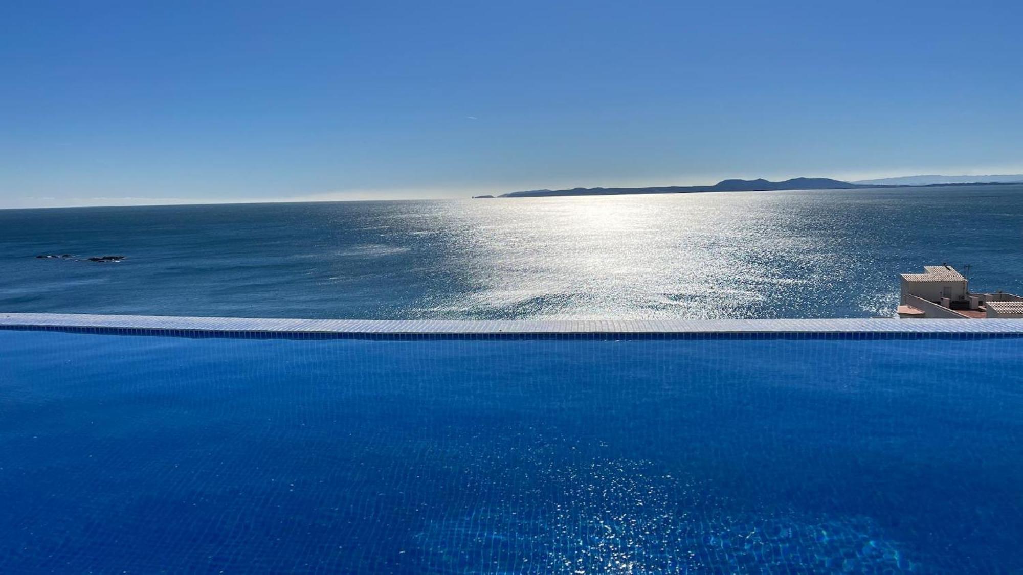 Preciosa Casa Con Piscina Desbordante Y Vistas Al Mar