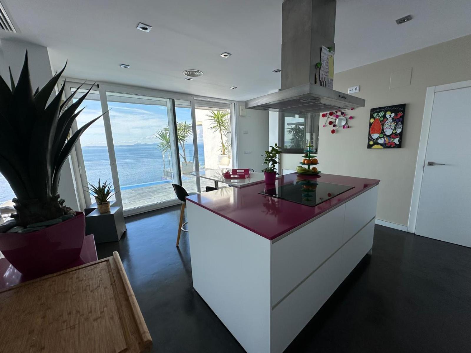 Preciosa Casa Con Piscina Desbordante Y Vistas Al Mar Av-46 *